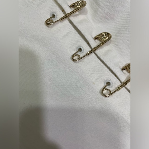 NWT L'agence Aria Cropped Safety Pin Denim Jacket White/Gold Size Large - Picture 8 of 10